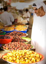 Leckereien auf dem Markt Souk al Qattara von Abu Dhabi Tourism & Culture Authority